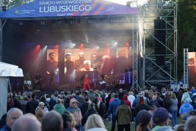 Tłum osób zgromadzonych pod sceną - na scenie występuje wokalistka z zespołem.