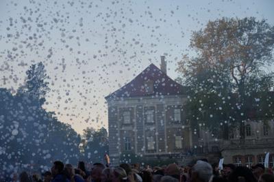 Bąbelki opadające na publiczność.