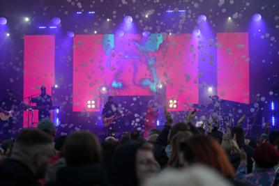 Ze sceny uwalnia się ogrom bąbelków w stronę publiczności. Na scenie wokalistka z zespołem.