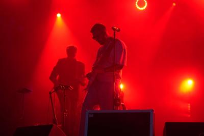 Dwoje gitarzystów na scenie.