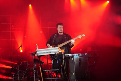 Artysta grający na instrumentach na scenie.