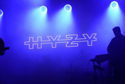 Na scenie wyświetla się napis "HYŻY".