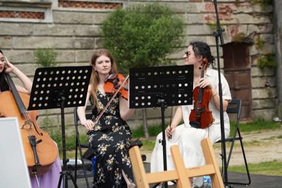 Grupa muzyków grająca koncert.