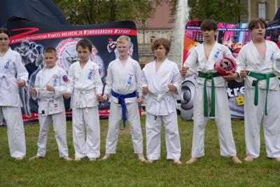 Grupa dzieci w strojach do karate.