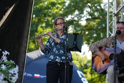 Występ muzyczny na scenie - pani gra na flecie poprzecznym, pan na gitarze.