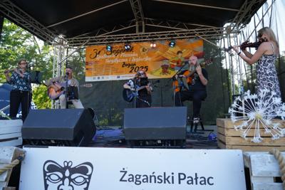 Grupa muzyków występuje na scenie.