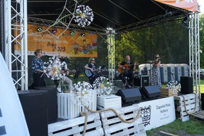 Występ grupy muzycznej na scenie.