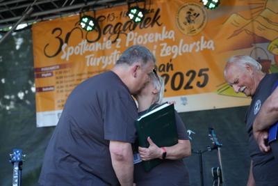 Pani całuje pana na scenie.