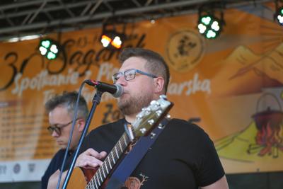 Występ muzyczny na scenie.