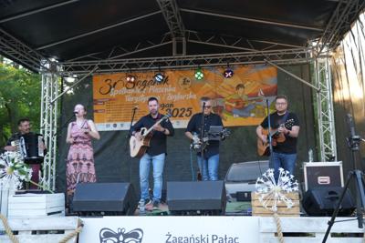 Występ grupy muzycznej na scenie.