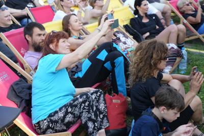 Grupa osób siedzących.