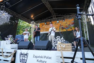 Występ grupy muzycznej na scenie.