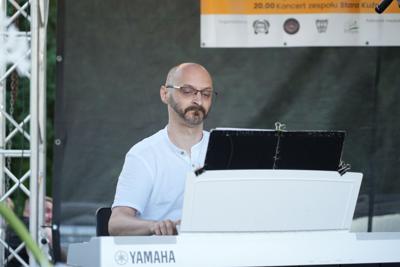 Pan gra na keyboardzie.