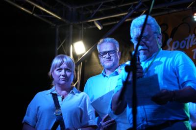 Grupa osób na scenie.