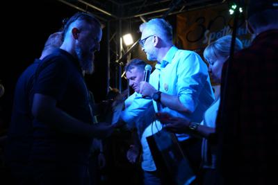 Grupa osób na scenie.