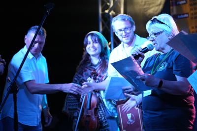 Grupa osób na scenie.