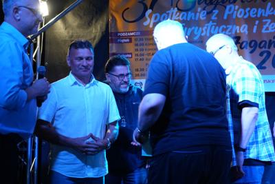 Grupa osób na scenie.