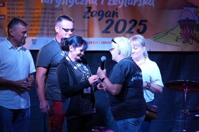 Grupa osób na scenie.