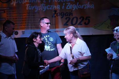 Grupa osób na scenie.