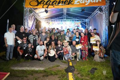 Wspólne zdjęcie uczestników festiwalu pod sceną.
