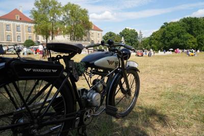 Stary motor. W tle widać park.