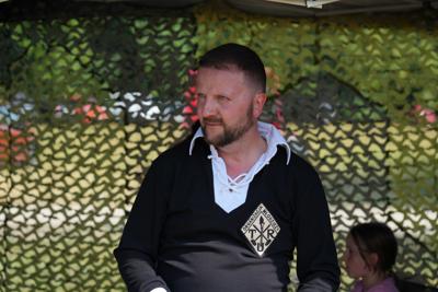 Pan w swetrze "Organizacja Młodzieży"