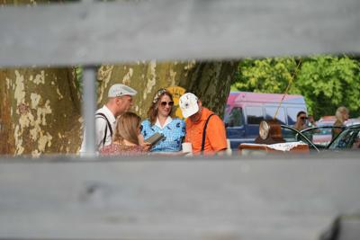 Grupa osób rozmawia.
