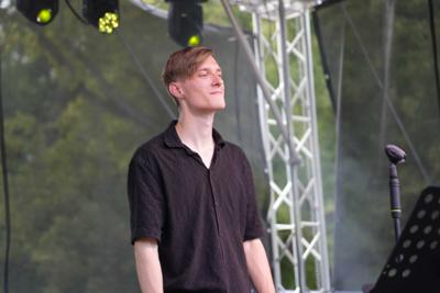 Pan występuje na scenie.