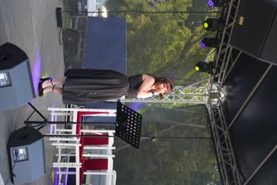 Pani występuje na scenie.