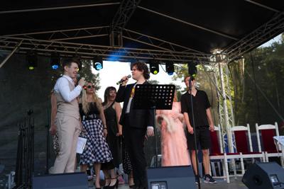 Grupa artystów na scenie.