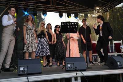 Grupa artystów na scenie.