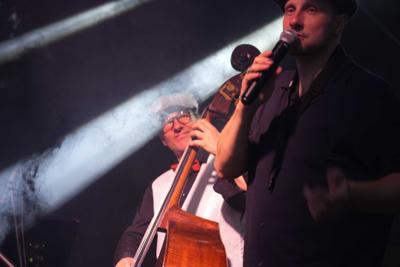 Występ muzyczny - pan śpiewa, drugi gra na instrumencie.