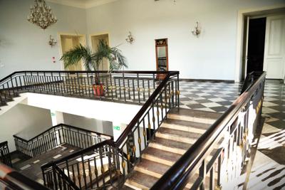 Sala utrzymana w czerni i bieli. Schody.