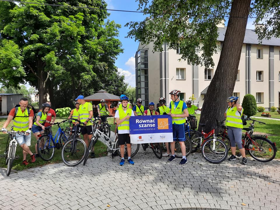 dzieci ze stowarzyszenia wraz z opiekunami