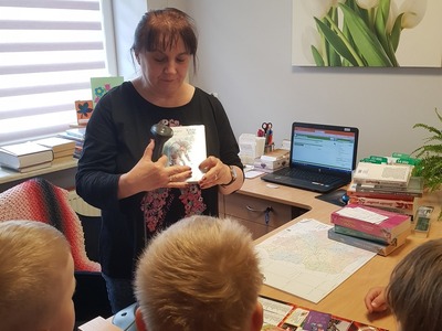 bibliotekarka wyjaśnia, jak opracowuje książki