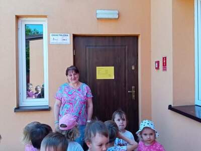 bibliotekarka wita przedszkolaków