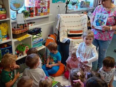 czytanie książki dla dzieci