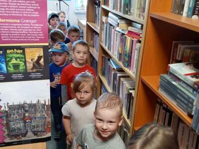 zwiedzanie biblioteki przez dzieci