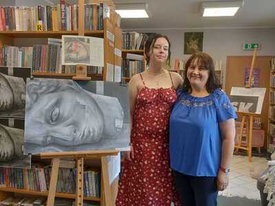 bibliotekarka wraz z autorką obrazów 