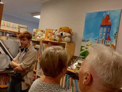 oglądanie obrazów przez uczestników spotkania