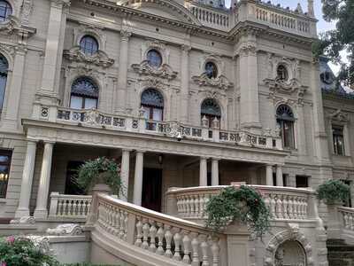 widok na pałac od strony ogrodu