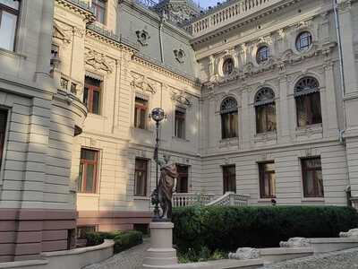 wyjście na ogród z pałacu