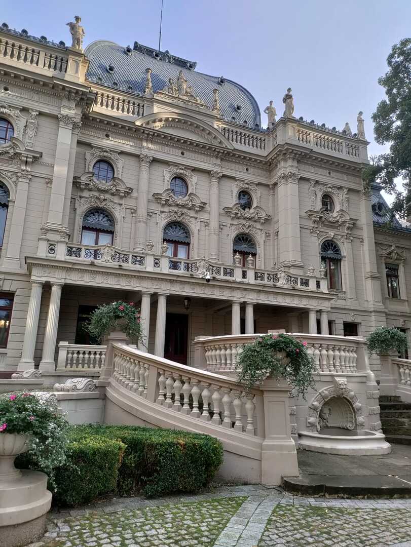 widok na pałac od strony ogrodu