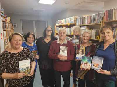 klubowicze biblioteki i pisarka Katarzyna Kielecka