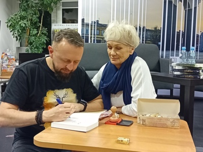 Michał Śmielak podpisuje swoją książkę naszej klubowiczce