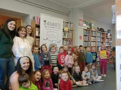 dzieci z przedszkola "Słoneczko" z autorką książki o Rawawiku