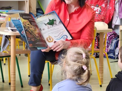 bibliotekarka czyta dzieciom książkę
