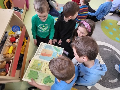 dzieci zachwycają się pięknymi ilustracjami 