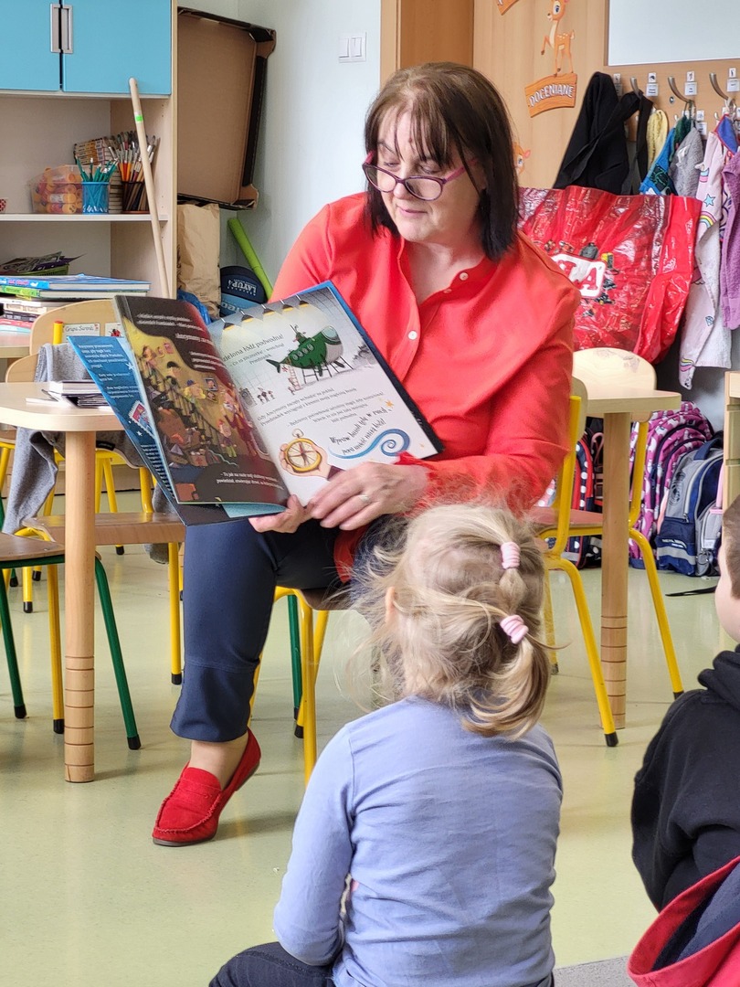 bibliotekarka czyta dzieciom książkę 