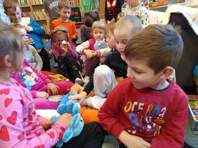 dzieci oglądają bajkę